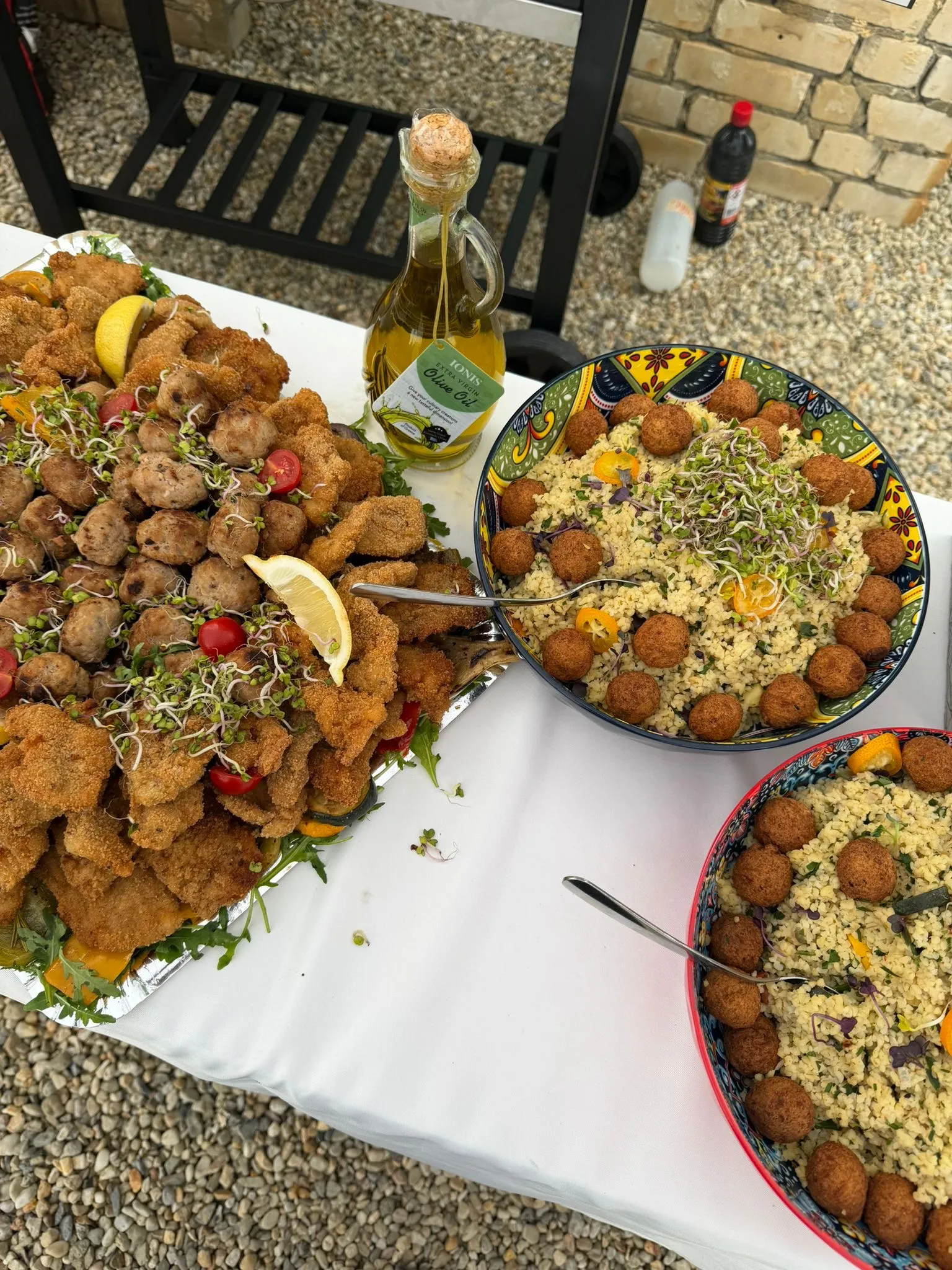 Vesperbrett mit Aufschnitt und frischem Brot auf der Gartentafel