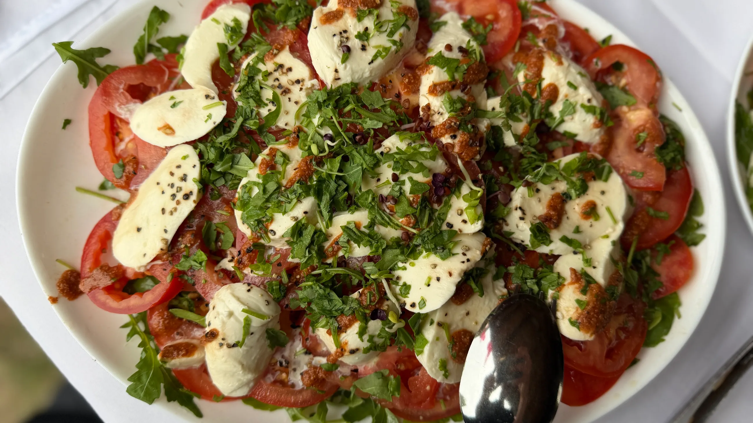 Caprese-Platte mit Tomate und Mozzarella