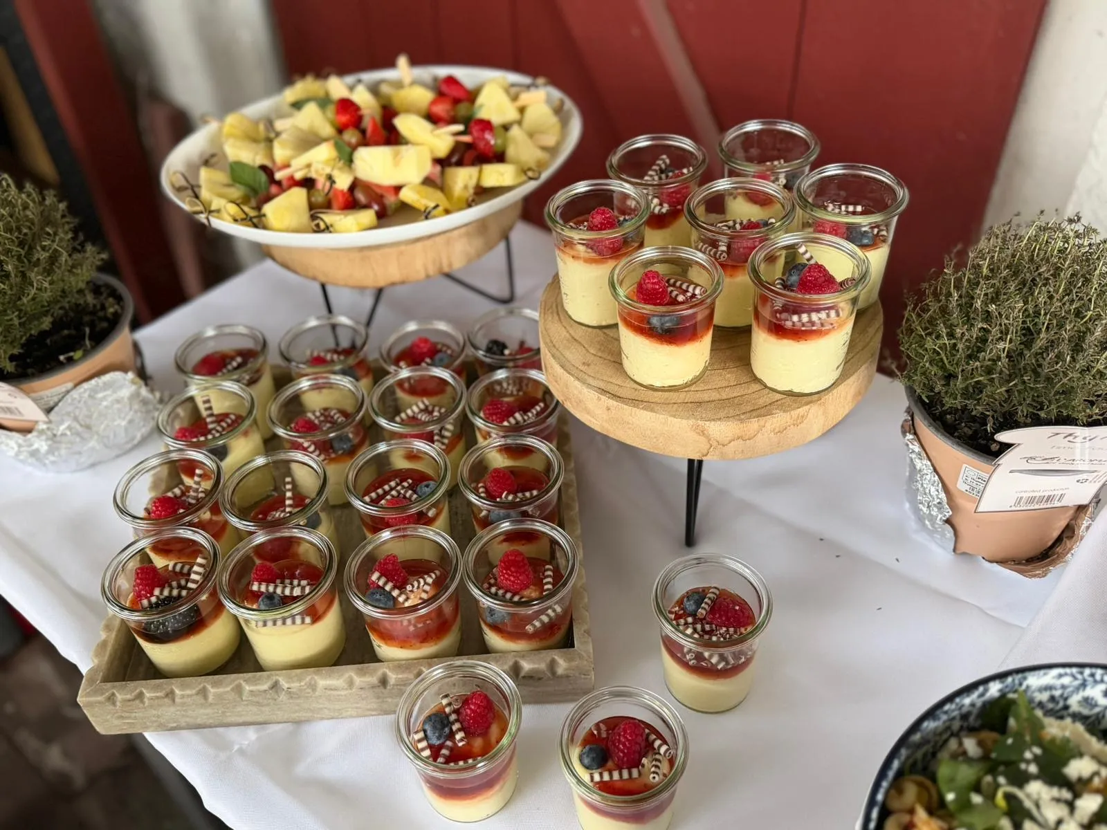 Dessertbuffet mit Gläsern und Törtchen
