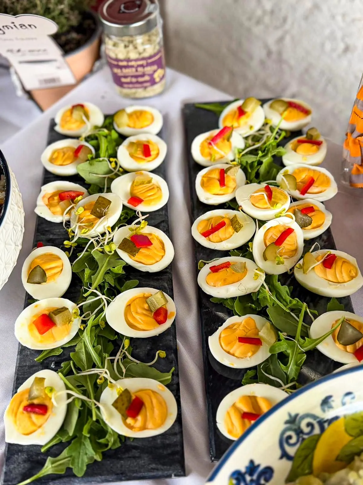 Gefüllte Eier-Canapés auf Platte