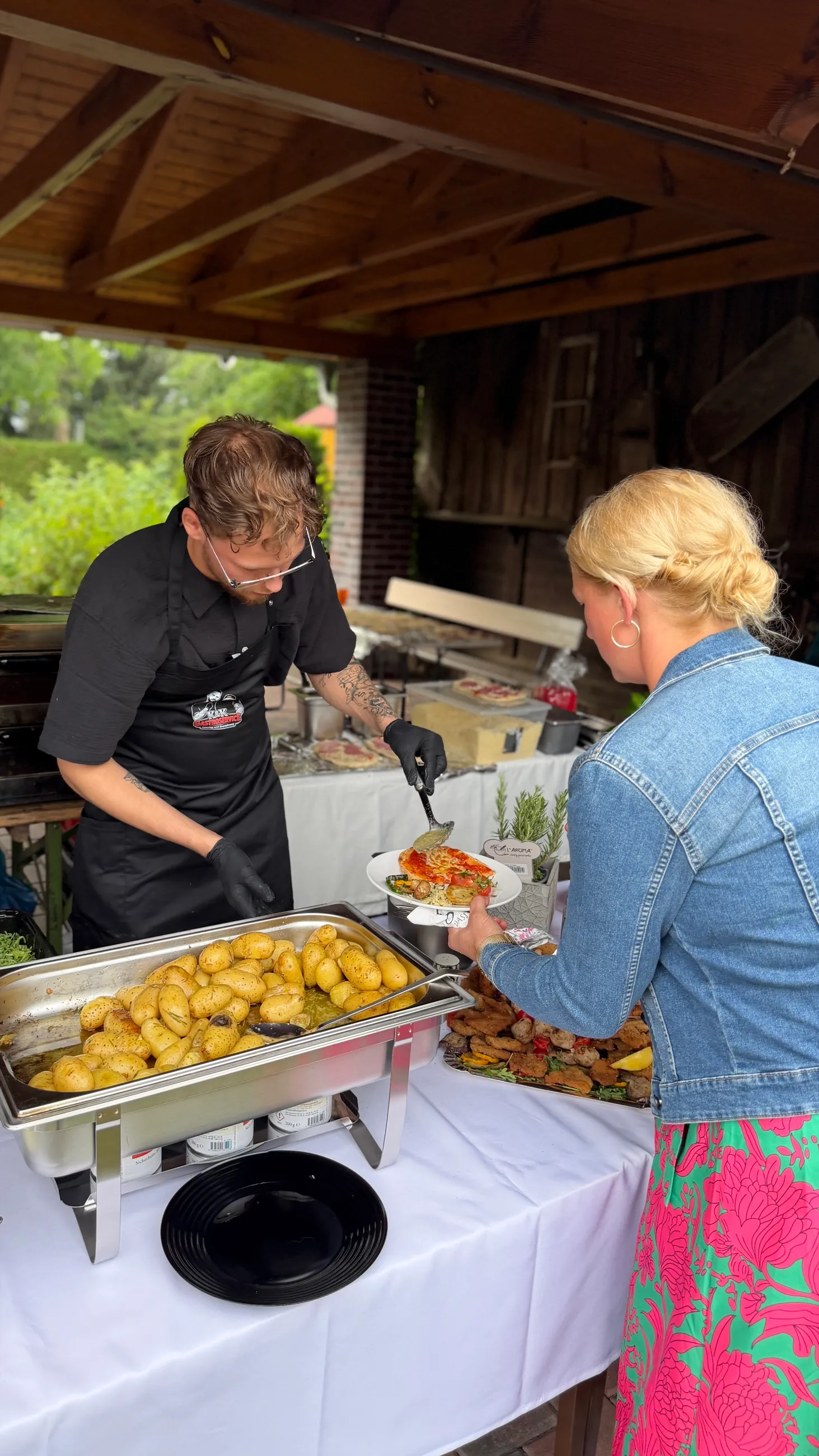 Live-Grillstation mit Gästen