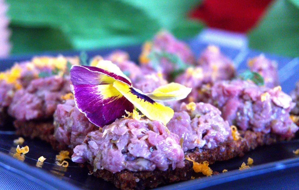 Tartar-Canapés mit Essblüten