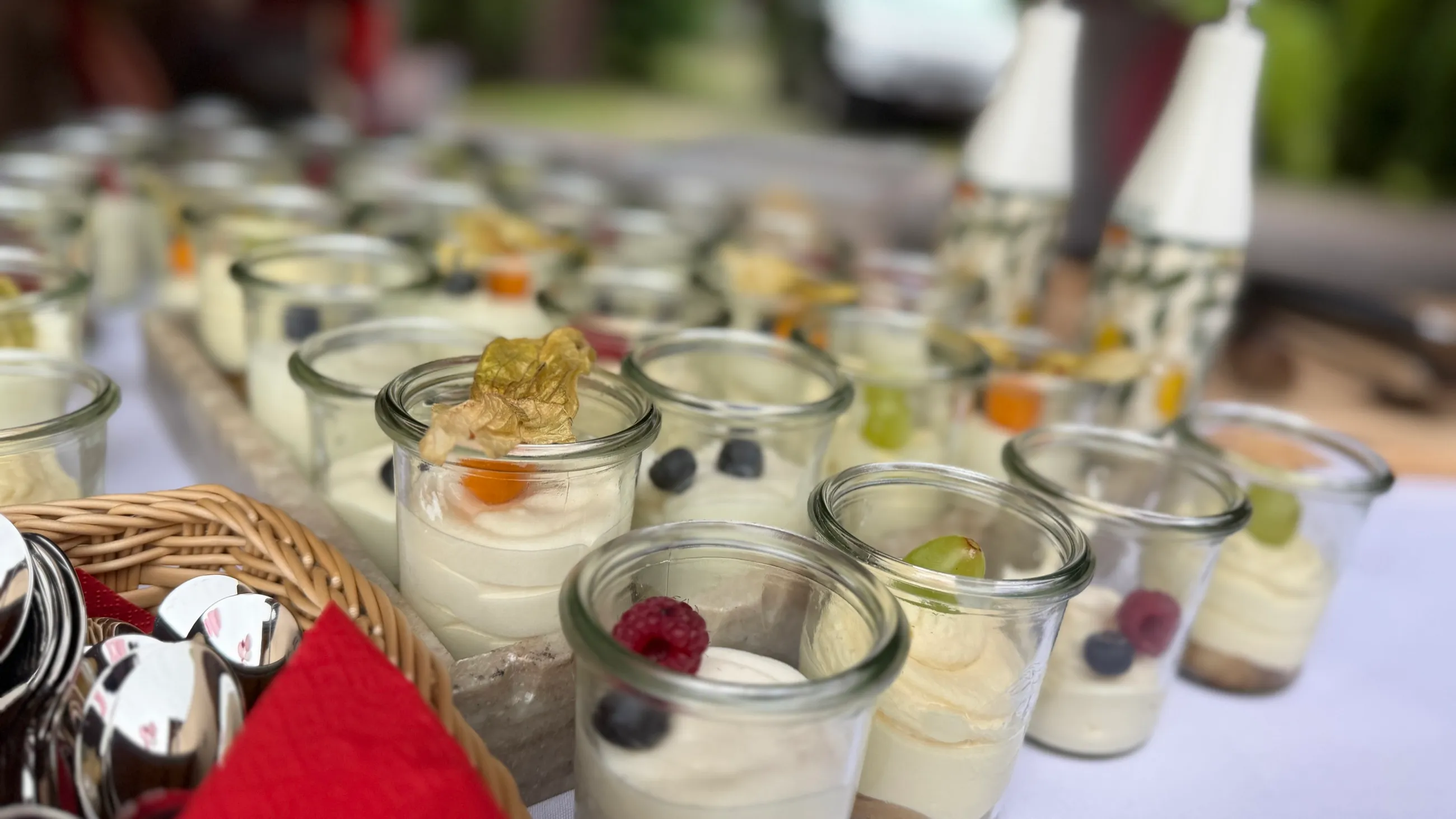 Dessertgläser auf dem Buffet