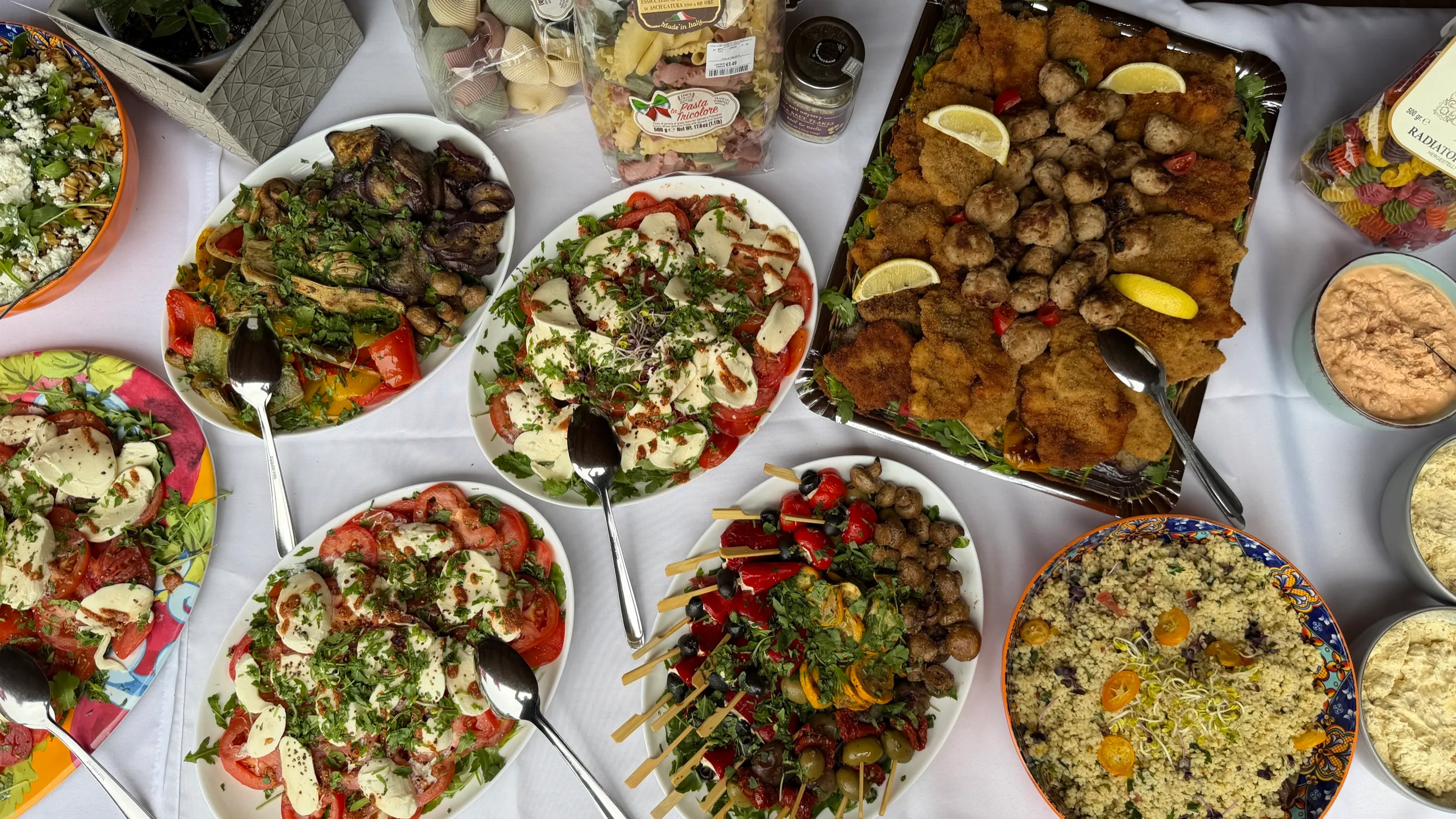 Reich gedecktes Buffet