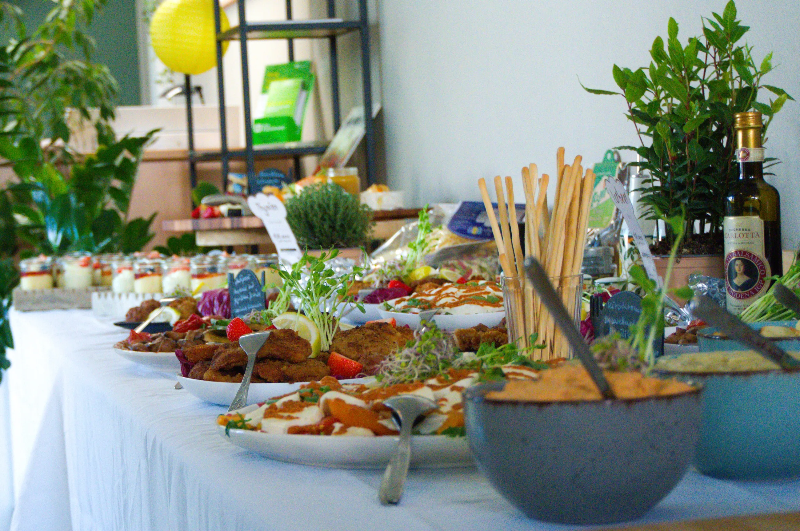 Lange Buffettafel mit frisch angerichteten Platten